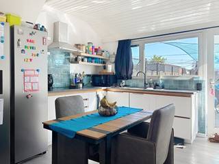 Leuke starterswoning op een perceel van 339m², gelegen aan de dorpsrand van Herenthout. Op het gelijkvloers beschikt deze woning over een geïnstalleerde keuken met eethoek, een badkamer met douche en toilet en een aparte wasplaats. Een open trap leidt u naar de eerste verdieping, welke een zithoek/dressing, overloop, slaapkamer en bureau omvat. In deze woning loopt alles naadloos in elkaar door, maar het is vooral de aangename lichtinval en de verbondenheid tussen beneden en boven die deze woning luchtig en tegelijk gezellig doet aanvoelen. De woning is compact ingedeeld, doch zijn de kamers handig met elkaar verbonden en bieden ze overal het nodige comfort. Als leuk extraatje beschikt de woning over een handige toegang en geniet deze een ruime tuin met zuidelijke oriëntatie.