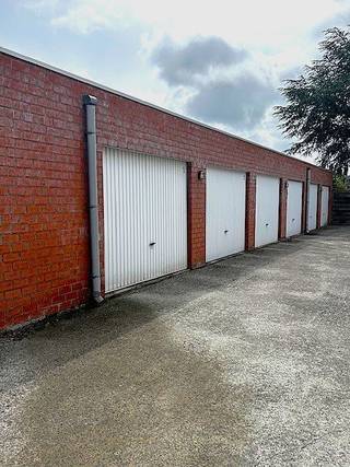In het hart van Roeselare bieden wij een volledig afgesloten, privatieve garage te huur aan.De garage is uitgerust met een handmatige poort en biedt...