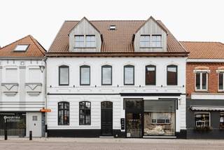 Bent u al langer op zoek naar een pand waarin u zowel kunt wonen als werken? Dit is een bijzonder mooie kans!Wij verhuren in de Dorpsstraat van...