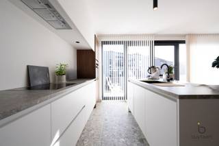 <p><span>MODERN & COMFORTABEL WONEN NABIJ HET CENTRUM MIDDEN IN HET GROENE DOMEIN DE BOS!</span></p><p><span>Genieten van absolute rust en toch alles binnen handbereik hebben? Dat kan in dit hoogwaardig afgewerkte appartement, gelegen in de jonge verkaveling 'Domein De Bos'. Dit prestigieuze project, genaamd 'Amber Park', bevindt zich op loopafstand van de dorpskern van Heist-op-den-Berg en wordt omringd door een parkachtige, groene setting. De glaspartijen van vloer tot plafond trekken het daglicht rijkelijk naar binnen en versterken het open lichte karakter van de woning, dat extra cachet krijgt door de sfeervolle parketvloer. </span></p><p><span>Met de lift gaat u naar de eerste etage, waar u via de hal met gastentoilet binnenstapt. De indeling biedt een master bedroom, een volwaardige tweede slaapkamer en een hedendaagse badkamer die compleet is ingericht met een ligbad, een ruime douche, een handdoekdroger en een dubbel lavabomeubel. De centrale leefruimte staat in open verbinding met de moderne keuken die van alle gemakken en inbouwkasten is voorzien. De aangrenzende berging doet tevens dienst als praktische wasplaats. Via het brede schuifraam wandelt u zo het gezellige terras op, waar u uitkijkt over de aangelegde tuinen. </span></p><p><span>Dit instapklare verblijf is met een indrukwekkend E-peil van E2 uitermate energiezuinig en voorzien van zonnepanelen en een performante ventilatie. Ook aan modern comfort is gedacht met de nodige pré-voorzieningen voor airconditioning en een innovatieve Bringme-pakketbox. Verder beschikt het gebouw over een gedeelde fietsenstalling en ligt de supermarkt praktisch in uw achtertuin. Een ondergrondse parkeerplaats (+25.000€) en een private kelderberging (+5.000€) dienen verplicht bij aangekocht te worden. </span></p><p><span>Voor wie een slimme vastgoedinvestering zoekt, vormt dit project een zeldzame kans: in totaal worden er binnen dit complex vier instapklare eenheden verkocht (twee appartementen op de eerste verdieping en twee duplex-penthouses). Alle units zijn reeds standvastig verhuurd, waardoor u vanaf dag één verzekerd bent van een stabiele opbrengst.</span></p><p><span>Laat deze unieke kans niet aan u voorbijgaan en contacteer ons snel voor verdere details of een persoonlijke rondleiding!</span></p>