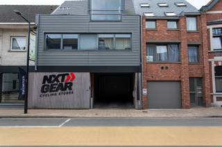 Centraal gelegen opslagplaats/magazijn van ca. 135m² met twee overdekte parkeerplaatsen in het centrum van Essen.