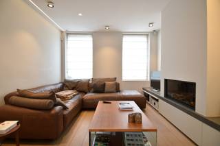 Ontdek deze prachtige halfopen bebouwing, gelegen in het hart van Bellegem. Deze instapklare woning werd afgewerkt met hoogwaardige materialen en straalt kwaliteit en comfort uit in elk detail.<br />Dankzij de centrale ligging geniet u van een vlotte bereikbaarheid en bevinden scholen, winkels en andere voorzieningen zich op wandelafstand.<br /><br />Indeling als volgt:<br />Bij het betreden van de woning komt u in de inkomhal, die directe toegang biedt tot de lichtrijke leefruimte. Deze bestaat uit een gezellige zithoek en een ruime eetplaats, naadloos verbonden met de volledig geïnstalleerde keuken. Verder vindt u op het gelijkvloers nog een apart gastentoilet.<br /><br />Op de eerste verdieping bevinden zich 2 slaapkamers, waarvan één momenteel ingericht is als bureau, evenals een stijlvolle badkamer uitgerust met een inloopdouche, lavabomeubel en een tweede toilet.<br /><br />De tweede verdieping biedt nog 2 volwaardige extra slaapkamers.<br /><br />De woning is bovendien voorzien van ingemaakte kasten, parketvloeren en subtiele indirecte verlichting, wat zorgt voor een warme en afgewerkte uitstraling.<br /><br />Ook buiten is het volop genieten. De fraai aangelegde tuin beschikt over een ruim zonneterras, een zalige swimspa met jacuzzi-gedeelte en een gloednieuw poolhouse met apart sanitair.<br />De perfecte plek om te ontspannen én gasten in stijl te ontvangen.<br /><br />Tot slot is er een garage aanwezig voor 1 wagen met geïntegreerde wasplaats. Tevens zorgt deze voor een rechtstreekse doorgang naar de tuin.<br /><br />LEUKE EXTRA'S: regenput (inhoud 7.000 liter), HR-beglazing, EPC-label C, ...<br /><br />Kortom, een bijzonder verzorgde woning op een toplocatie!<br /><br />Onze ref. DEV5189