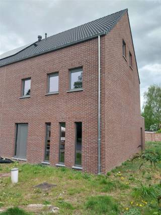VERKOOP AAN 6% BTW mogelijk onder voorwaarden !Nieuwbouwproject van 4 ruime klassieke  woningen met vaste trap naar de zolder. Gelegen nabij het...
