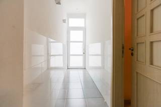 Deze woning ligt op fietsafstand van winkels, scholen en openbaar vervoer, waardoor alles binnen handbereik is.Op het gelijkvloers is er een...