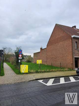 Deze bouwgrond, gelegen nabij het cultureel centrum de spil van Roeselare, biedt een uitstekende kans om jouw droomhuis te realiseren. Met...