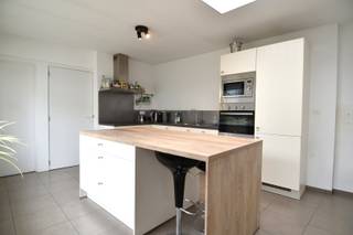 Deze charmante alleenstaande woning ligt in een rustige en aangename buurt, in het hartje van Kuurne.<br />Scholen, winkels, sportaccommodaties en openbaar vervoer liggen allemaal op wandel- of fietsafstand. Dankzij de vlotte verbindingen richting R8, Kortrijk en de E17 sta je bovendien snel waar je moet zijn.<br /><br />Indeling als volgt:<br />Binnenkomen doe je in een gezellige inkomhal, waar meteen ook een aparte bureauruimte (of eerste slaapkamer) aanwezig is. Verder vinden we op het gelijkvloers een lichtrijk leefgedeelte van 40 m², bestaande uit een eetplaats en zithoek die uitkijken op de tuin.<br /><br />De volledig ingerichte leefkeuken met handige ontbijthoek vormt het hart van de woning en is perfect uitgerust voor wie graag kookt.<br /><br />Achterliggend treffen we de badkamer. Deze werd uitgerust met een douchecel, enkele lavabo en ligbad. Apart toilet en een praktische berging met geïntegreerde wasplaats.<br />Dankzij deze indeling is volledig gelijkvloers wonen hier perfect mogelijk!<br /><br />Wie wat meer ruimte wil, vindt op de eerste verdieping nog 2 volwaardige slaapkamers.<br /><br />Buiten wacht een onderhoudsvriendelijke tuin waar je in alle privacy kunt genieten van het zonnetje of een gezellige barbecue.<br /><br />De ruime garage (34,3 m²) biedt plaats voor één wagen én extra bergruimte of fietsenstalling.<br /><br />Kom binnen, voel de sfeer… en laat je overtuigen!<br /><br />LEUKE EXTRA'S: géén renovatieplicht, CV op aardgas, ...<br /><br />Onze ref. DEV4855