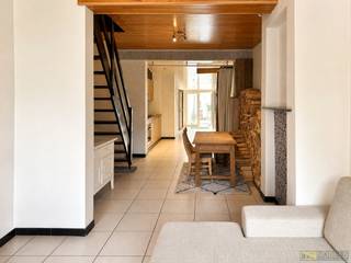 <strong>INSTAPKLARE</strong> rijwoning met <strong>TUIN</strong> en <strong>CENTRALE LIGGING</strong> in het hart van Ronse. Reeds voorzien van <strong>VERNIEUWDE</strong> en <strong>CONFORME ELEKTRICITEIT</strong>, <strong>HOOGRENDEMENTSBEGLAZING</strong> en <strong>PANNEN DAK IN GOEDE STAAT</strong>. Op het gelijkvloers vindt u een gezellige leefruimte, keuken, <strong>PRAKTISCHE WASPLAATS/BERGING</strong>, badkamer en apart toilet. Het eerste verdiep en de zolder bieden ruimte voor het <strong>INRICHTEN VAN 3 SLAAPKAMERS</strong>. Buiten geniet u van een aangenaam <strong>TERRAS, TUIN</strong> en handige <strong>TUINBERGING</strong>. De ligging is bijzonder praktisch, met Delhaize op ca. 300 meter en winkels, openbaar vervoer en de <strong>GROTE MARKT </strong>op wandelafstand. Dankzij de <strong>INSTAPKLARE TOESTAND</strong> en <strong>CENTRALE LIGGING</strong> is deze eigendom aantrekkelijk voor zowel <strong>EIGEN BEWONING ALS INVESTERING</strong>.<br /><br />Adres: Spinstersstraat 146 te Ronse<br /><br />Geen renovatieplicht; P-score: C, G-score: C; Bestuursmaatregelen in maatregelenregister: neen; Vrij bij akte.