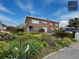 Wie op zoek is naar een stevige stevige woning met een mooie tuin, om naar eigen smaak verder te moderniseren is hier aan het juiste adres.Met een...
