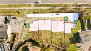 Deze bouwgrond is topgelegen en biedt veel mogelijkheden. 

Commerciële zichtlocatie, of mogelijkheid tot verkavelen voor 5/6 woningen. 

