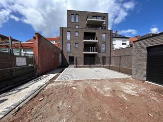 <p><strong>Bent u op zoek naar een nieuwbouwappartement met 2 slaapkamers te Wevelgem? <br />Dan is dit voor u!<br /><br />Mogelijkheid om aan te kopen aan 6% BTW</strong><br /> </p>
<ul><li><strong>Indeling van het appartement</strong></li></ul>
<p>inkom, apart toilet, berging, living, keuken, 2 slaapkamers, terras.</p>
<p>Mogelijkheid van garage en/of parking en/of berging bij te kopen.<br /><br />Zonnepanelen inbegrepen in de prijs.<br /><br />Foto's van de binnenkant zijn louter ter illustratie. Foto's zijn van een andere residentie van dezelfde bouwheer.</p>
<ul><li><strong>Voor meer info</strong> : Kweekstraat - Kortrijkstraat Wevelgem | ERA Nieuwbouw</li></ul>