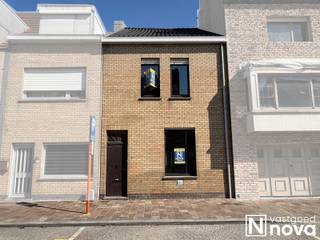 Deze op te frissen woning bestaat uit een inkom met vestiaire, grote woonkamer, keuken en badkamer.Op de bovenverdieping bevinden zich 2 ruime...