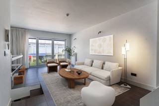 Ligging<br /><br />Dit ruime triplexappartement bevindt zich op een uitstekende locatie in Gent, vlak bij de Coupure en op wandelafstand van het historische centrum. Met winkels, openbaar vervoer, scholen en recreatiemogelijkheden in de onmiddellijke omgeving, is dit een ideale uitvalsbasis voor wie stadsleven en comfort wil combineren.<br /><br />Indeling<br /><br />Op het gelijkvloers vindt u een handige berging, ideaal voor het stallen van fietsen of extra opslag. De eerste verdieping biedt een ruime leefruimte met open, volledig uitgeruste keuken en directe toegang tot een aangenaam terras aan de achterzijde. Op de tweede verdieping bevindt zich een grote slaapkamer met terras aan de voorzijde en een moderne badkamer. Op de derde verdieping zijn nog twee volwaardige slaapkamers aanwezig.<br /><br />Troeven<br /><br />Royale bewoonbare oppervlakte van 152 m²<br />3 slaapkamers en 2 terrassen (voor- en achterzijde)<br />Energiezuinig wonen: EPC A en moderne installaties<br />Gebouw uit 2012 met hedendaags comfort<br />Beperkte mede-eigendom, geen syndicus<br />Fietsberging op het gelijkvloers<br /><br />Een ruim en energiezuinig appartement op een dynamische locatie in Gent – ideaal voor wie comfortabel en centraal wil wonen.<br />Voor meer info en of bezoek bel Arthur: 0473 90 90 94