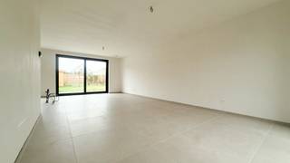 Ontdek deze moderne nieuwbouwwoning in de Asbergstraat 22A in Koersel, ideaal voor wie op zoek is naar een comfortabele, energiezuinige en instapklare woning. Met een bewoonbare oppervlakte van maar liefst 187 m² en 3 slaapkamers biedt deze woning alle ruimte voor aangenaam en hedendaags wonen.<br /><br />De woning wordt volledig afgewerkt aangeboden, waarbij de volledige afwerking inbegrepen is in de prijs. Zo hoef je je geen zorgen te maken over bijkomende afwerkingswerken en kan je na aankoop meteen genieten van jouw nieuwe thuis!<br /><br />Ook op vlak van energiezuinigheid scoort deze woning uitstekend. Dankzij de warmtepomp en de aanwezige zonnepanelen geniet je van een duurzame manier van verwarmen en een toekomstgerichte woonoplossing. Bovendien beschikt de woning over een onderhoudsvriendelijke tuin, waar je in alle rust kan ontspannen en genieten van het buitenleven zonder al te veel tuinonderhoud.<br /><br />Pluspunten:<br />- Bewoonbare oppervlakte van 187 m²<br />- 3 slaapkamers<br />- Volledige afwerking inbegrepen in de prijs<br />- Energiezuinige verwarming op warmtepomp<br />- Zonnepanelen aanwezig<br />- Onderhoudsvriendelijke tuin<br /><br />Prijsverdeling:<br />- Grondwaarde: € 110.000 + 12% registratierechten (€ 13.200)<br />- Constructiewaarde: € 293.000 + 21% btw (€ 61.530)<br />- Totale aankoopprijs: € 477.730<br /><br />De totale aankoopprijs bedraagt € 477.730, inclusief de grondwaarde, de constructiewaarde, de registratierechten en de btw. Een mooie kans om te investeren in een volledig afgewerkte nieuwbouwwoning!<br /><br />Maatregelen opgenomen in het Maatregelenregister: nee<br /><br />Voor een bezichtiging of meer informatie, bel ons op 078/78.78.70 of spring gerust eens binnen in ons kantoor – je bent altijd welkom!