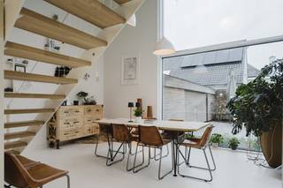 Hou je van strak, modern en veel licht? Dan is deze recente woning te koop in hartje Waregem helemaal iets voor jou.Binnenkomen doe je hier in een interieur met polybetonvloeren, grote glaspartijen en een heerlijk open ruimtegevoel.De grote raampartijen zorgen voor een overvloed aan natuurlijk licht zorgen. Hierdoor voelt elke ruimte open, luchtig en extra ruim aan.Dankzij de vloerverwarming geniet je het hele jaar door van optimaal comfort.INDELINGGelijkvloers:Inkomhal met gastentoilet - lichtrijke leefruimte - uitgeruste keuken - gezellige tuin met aparte opbergruimte Tussenverdiep:Open leefruimte Eerste verdiep:Ruime overloop met mogelijk tot uitbreiding van 2 extra kamers - slaapkamer - badkamer - MezzanineALGEMENE INFO- Gunstig EPC A- Vloerverwarming per niveau - 3 dubbel glas- regenwater 5.000L