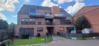 Stijlvol appartement in een recent gebouw te 9900 Eeklo bestaande uit woonkamer, open keuken, toilet, berging, badkamer met ligbad, 1 ruime slaapkamer en groot zonneterras. Kwalitatieve afwerking. Kom vrijblijvend kijken en overtuig uzelf! Het appartement is momenteel verhuurd.<br />Er wordt u tevens de mogelijkheid geboden om in dezelfde residentie een garagebox bij te kopen mits meerprijs.<strong>Toegankelijk voor mindervaliden.</strong><br /><br />Algemeen: basisidee is dat het appartement een ergonomische touch heeft. Niet uit een of andere frivoliteit maar uit het idee dat we met zijn allen ouder worden en ergonomie dan een belangrijk element is. Dat uit zich in :<br />- stopcontacten op 40cm hoogte ipv 20 cm waardoor je rug minder belast wordt<br />- het tabblad van de keukens is op een hoge stand<br />- de badkamers hebben een handvat<br />- deuren zijn normaliter voldoende breed om met een karretje te passeren<br /><br /><br /><span><strong>Tekoopstelling onder voorwaarden; Zie www.more.be, "bijlagen"  en onder voorbehoud van beschikbaarheid.</strong></span>