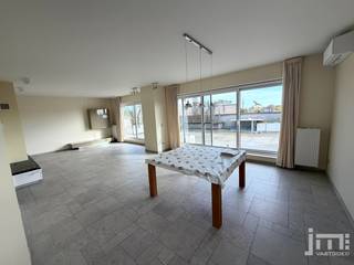 Dit exclusieve en lichtrijke penthouse is gelegen op de bovenste verdieping van een moderne residentie, dicht bij de grote ring rond Hasselt. Het appartement is voorzien van airconditioning in zowel de leefruimte als de hoofdslaapkamer en ook enkele meubels zijn reeds aanwezig. Het absolute paradepaardje is het riante, kamerbrede dakterras met een weids en groen uitzicht.<br /><br /><strong>Indeling:</strong><br />Inkomhal met ingebouwde kastenwand en een gastentoilet. Zeer royale woonkamer met een gezellige, ingebouwde sfeerhaard en grote schuiframen naar het terras. Halfopen, volledig geïnstalleerde keuken voorzien van alle modern comfort.<br />Verder beschikt het penthouse over een praktische wasplaats/berging met opbergrekken, een ingerichte badkamer met een dubbel lavabomeubel, inloopdouche, ligbad en een tweede toilet. Er zijn 2 slaapkamers, waarvan de master bedroom directe toegang biedt tot een tweede dakterras.<br />In de ondergrondse verdieping bevindt zich nog een zeer ruime, afgesloten privé-garagebox met automatische poort.