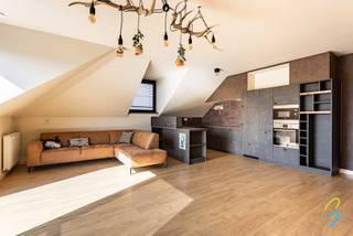 <p>Voor een bezoek of meer info bel Saimen: 0470 79 24 20 of mail naar saimen@cornelis-goeman.be<br /><br />Op zoek naar een instapklaar appartement op wandelafstand van het centrum van Brakel? Dan is dit recent appartement in de Kasteelstraat in Brakel zeker een bezoek waard.</p>
<p>Het appartement bevindt zich op de bovenste verdieping van een rustige residentie en geniet van een aangename lichtinval en een praktische indeling.</p>
<p>Via de inkomhal kom je in de ruime en gezellige leefruimte, die aansluit op de volledig uitgeruste keuken. Verder beschikt het appartement over een apart gastentoilet, een nachthal, drie volwaardige slaapkamers en een badkamer met alle comfort.</p>
<p>Als extra troef hoort er bij het appartement een <strong>privatieve garagebox</strong> bij te kopen aan € 26.000,-, waardoor je steeds over voldoende parkeer- en opbergruimte beschikt.</p>
<h3>Extra troeven:</h3>
<ul>
<li>Recent gebouw 2020</li>
<li>Gunstig EPB</li>
<li>Conforme elektriciteit</li>
<li>3 slaapkamers</li>
<li>Open zicht achter aan het gebouw</li>
<li>Privatieve garagebox</li>
</ul>
<p>Dankzij de ideleale ligging woon je in een aangename omgeving met winkels, openbaar vervoer en verbindingswegen in de nabije omgeving.</p>
<p><strong>Interesse? Neem gerust contact op voor meer informatie of een bezoek ter plaatse!</strong></p>