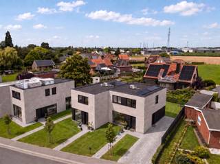 <p><span>Zeer goedgelegen, kwalitatieve moderne nieuwbouw gelegen in de Moorstraat te Sint-Eloois-Vijve.</span><br /><br /><span>Goedgelegen MODERNE kwalitatieve nieuwbouw, voorzien van de laatste technieken.</span><br /><span>INDELING: inkom, apart toilet, gezellige lichtrijke leefruimte met open geïnstalleerde keuken, berging en wasplaats, eventuele carport, en op het verdiep 3 slaapkamers en badkamer.</span><br /><br /><span>Voorzien van ZONNEPANELEN, vloerverwarming warmtepomp.</span><br /><br /><span>Info: emiel@immobeguin.be</span></p>