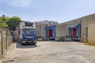 This spacious commercial property, with a total trading area of no less than 550 m², is located in the bustling heart of Sint-Pieters, near the V-Markt with its strong commercial appeal. The building was previously used as a meat processing plant and has various functional areas, including:5 cold rooms/fridges, ideal for activities that require cooling.Various multipurpose spaces/studio spaces that can be arranged according to your own wishes and activities.An office of approximately 5 m².Sanitary facilities.The building is practically accessible thanks to 2 loading docks at the rear and a gate at the front.This object offers a lot of commercial opportunities due to its size, layout and prime location in a commercially strong environment.**Extra advantage: There is the possibility to purchase an apartment/office space (96m²) (above the commercial building).Are you interested in the many options that this commercial property has to offer? Please contact us for more information or a viewing.