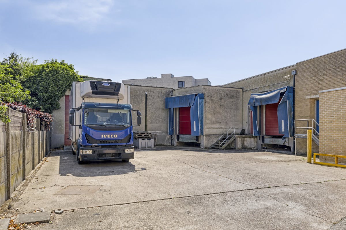 FOR SALE: Commercial property in the heart of Sint-Pieters (Bruges) - photo 1