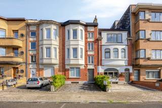 <p>immo DAVID stelt u deze charmante herenwoning voor, die in 2012 een totaalrenovatie onderging. De woning is instapklaar en combineert karakter met een praktische indeling, veel lichtinval en een gunstig EPC-label B.</p>
<p>Op het gelijkvloers bevindt zich de inkomhal, een lichtrijke woonkamer met open keuken en een afzonderlijk toilet. De woonkamer beschikt aan de straatzijde over een rolluik. De stores en verlichting zijn inbegrepen in de verkoop. Vanuit de leefruimte is er toegang tot de gezellige binnenplaats.</p>
<p>De eerste verdieping omvat een ruime master bedroom met dressing en een badkamer uitgerust met een ligbad, douche en toilet.</p>
<p>Op de tweede verdieping bevinden zich twee slaapkamers en een douchekamer met toilet.</p>
<p>De zolderverdieping die bereikbaar is via een vaste trap biedt nog extra mogelijkheden en kan naar wens ingericht worden als bijvoorbeeld een vierde slaapkamer, hobbyruimte, bureau of polyvalente ruimte.</p>
<p>De woning beschikt daarnaast over een ruime kelder van 23 m², voorzien van een lavabo, aansluitingen voor wasmachine en droogkast en een handige inbouwkast.</p>
<p>Een grote staanplaats biedt bovendien plaats voor één wagen met extra parkeermogelijkheid.</p>
<p>De ligging is een absolute troef: nabij de Ring, Brussel, scholen, openbaar vervoer, winkels, UZ Jette, het Laarbeekbos, het Kerremanspark en de fietssnelweg.</p>