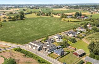 TOPgelegen commerciële hoek met visibiliteit en voorliggende parking. IDEALE SHOWROOM/PRAKTIJK/KANTOORRUIMTE. Perfect onderhouden, en veel potentieel. Mogelijkheid overname aandelen + aankoop bovenliggend INSTAPKLAAR groot APPARTEMENT.