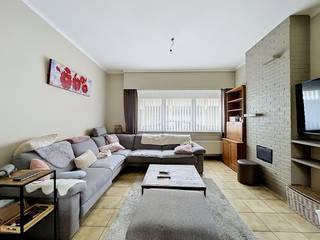 LIEU :Cette maison située au 6 de la Gouvernementstraat bénéficie d'un excellent emplacement très recherché à Aalter. Ici, vous découvrirez l'équilibre parfait entre un cadre de vie calme et agréable et la commodité de toutes les commodités de la ville telles que les restaurants, les écoles et les magasins à deux pas.Aalter est connue pour sa forte mobilité. Vous pouvez rejoindre la gare en un rien de temps et les entrées de l'E40 (en direction de Gand et Bruges) sont également très faciles d'accès.DISPOSITION :Hall d'entrée - salon - cuisine (cuisinière, four, hotte, évier) - sous-sol - hall supérieur - 3 chambres - salle de bain avec douche et toilettes - terrasse - rangement extérieur - toilettes extérieures - jardin. INFORMATIONS SUPPLÉMENTAIRES :Cette maison est disponible dès maintenant.Le chauffage est assuré au gaz naturel via des radiateurs.Dans la plupart des endroits, des luminaires sont fournis ainsi que des volets au rez-de-chaussée et des volets roulants à l'étage.Grâce à la terrasse confortable et à l'agréable jardin, vous pourrez profiter de moments amusants en plein air.DEMANDE DE VISITE : Vous souhaitez visiter cet appartement ? N'oubliez pas de demander votre visite via MijnhuurProfiel sur le site Web de Dewaele !