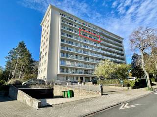 <p>Dit ruim en te renoveren appartement bevindt zich op de zevende verdieping in een goed onderhouden residentie genaamd "Parc Charlemagne" in een rustige en residentiële omgeving! Dit appartement, met een netto bewoonbare oppervlakte van 70 m², is ingedeeld met een inkom, een lichtrijke woonkamer met een sierhaard, een aparte keuken, een nachthal met inbouwkasten, één volwaardige slaapkamer, een gastentoilet en een badkamer met een bad en een wastafel. Elke ruimte kijkt uit op het riante privatieve terras van 19 m², waar u dagelijks kan genieten van de rustgevende zonsopgang en het fantastische uitzicht over Brussel! Ideaal als eerste bewoning, alsook voor mensen die op zoek zijn naar een waardevaste belegging met vaste maandelijkse huurinkomsten. Het appartement is vrij bij akteverlijding! Er is een kelderberging inbegrepen in de verkoopprijs en het is mogelijk om een inpandige garagebox aan te kopen aan 35.000€. Dit eigendom is uitstekend gelegen tussen het "Jacques Brelpark" en het "Wolvendaalpark", nabij het openbaar vervoer, handelscentrum, supermarkten, enz... Bijkomende pluspunten van deze locatie zijn de snelle verbindingen met de kleine Brusselse Ring en de autosnelwegen E40/E19. Contacteer Frederik vrijblijvend voor meer informatie of een eerste bezoek op +32 498 476 221 / frederik@immo-time.be.</p>