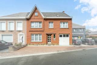 <p><span>Deze </span><span>solide, te renoveren woning</span><span> is gelegen nabij de dorpskern van Idegem (Geraardsbergen), op een perceel van 532m².</span></p><p><span>Deze vrijstaande woning uit 1964 wordt nog steeds bewoond door de eerste eigenaars, is steeds </span><span>piekfijn onderhouden</span><span> en werd opgebouwd, ingericht met kwalitatieve materialen. </span></p><p><span> </span></p><p><span>Deze woning valt voornamelijk op door zijn volumes. Op het gelijkvloers treffen we een ruime leefruimte, keuken, veranda, badkamer en inpandige garage. De eerste verdieping beschikt over 4 slaapkamers. Een vaste trap verleent toegang tot de tweede verdieping, dewelke één grote ruimte betreft onder het dakvolume van circa 55m². Deze ruimte kan op verschillende manieren benut worden, hetzij als extra kamer, hobbyruimte, bureau,... Ook een praktische, droge kelder is voorhanden. De ramen werden vernieuwd in 2012 en beschikken allen over rolluiken + het hoofddak werd reeds geïsoleerd en is in een goede staat. De verwarming verloopt elektrisch/stookolie, er is geen CV op de verdiepen. In de tuin is het aangenaam genieten, maar een weids zicht op de achterliggende velden. Deze woning verkeerd algemeen in een structureel goede staat, maar dient aangepast te worden naar de hedendaagse woonnormen en -comfort. </span></p><p><span> </span></p><p><span>Het pand is beschikbaar bij akte. Interesse? Contacteer uw makelaar Michel voor een bezoek: 09/225.00.78.</span></p><p><span> </span></p><p><span>Renovatieplicht: Ja</span></p><p><span> </span></p>