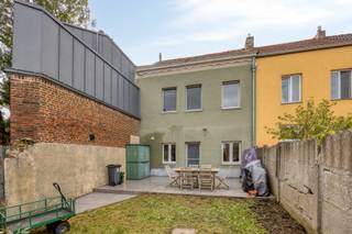 Ontdek deze charmante woning gelegen in het pittoreske Hoegaarden, waar comfort en stijl samenkomen. De woning is in 2006 gerenoveerd en is bereikbaar via een leuk voetwegje. De woning heeft een bewoonbaar oppervlakte van 127m². <br /><br />Bij binnenkomst in de woning wordt u direct verwelkomd in een lichte en ruime woonkamer, perfect voor gezellige avonden met vrienden en familie. De moderne keuken is van alle gemakken voorzien en biedt een ideale plek om culinaire hoogstandjes te bereiden.<br /><br />Met maar liefst drie slaapkamers is er voldoende ruimte. De slaapkamers zijn licht en luchtig, wat zorgt voor een aangename sfeer. De badkamer is functioneel ingericht en biedt alles wat u nodig heeft voor uw dagelijkse verzorging.<br /><br />De tuin is een ware oase van rust waar u kunt genieten van de zon in de late namiddag en de avond. Het terras is perfect voor barbecues en zomerse diners, terwijl de groene omgeving uitnodigt tot ontspanning.<br /><br />Met een EPC-waarde van 282 kWh/m² en energielabel C, is deze woning een duurzame keuze. Het dak is geïsoleerd en er is een nieuw condensatieketel van 2025. <br /><br />De locatie in Hoegaarden is top. <br /><br />Deze prachtige woning in Hoegaarden biedt een unieke kans voor wie op zoek is naar een instapklare, gerenoveerde woning met een fijne tuin en voldoende ruimte. Mis deze kans niet en plan snel een bezichtiging!<br /><br />Bel Luc van LED-ON-IMMO op het nummer 0479 73 76 94 of mail naar info@ledonimmo.be. Uw nieuwe thuis wacht op u ;)