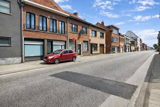 Ce bâtiment, actuellement utilisé comme magasin avec espaces de rangement, est proposé à la vente dans la Langestraat, au centre de Kruibeke. Il...