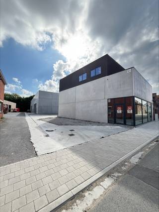 KMO units te koop te LedegemUnit1 =  opp 160m²+verdiep(mogelijk woonst) +showroom - grondopp 276 m²: 352.000€ (excl BTW en kostenUnit2 = ...