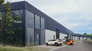 De units worden gebouwd in een duurzame staalconstructie en voldoen aan brandklasse C, waardoor ze zowel robuust als veilig zijn. Gelegen vlakbij de E34 en het kanaal Schoten-Dessel, is dit een plek waar jouw onderneming letterlijk én figuurlijk kan groeien.
Met oppervlaktes van 353 m² tot 379 m², zijn de units volledig configureerbaar volgens jouw noden. De buitenwanden worden onderaan uitgevoerd in 3 meter geïsoleerde betonpanelen en bovenaan in kwalitatieve sandwichpanelen, wat zorgt voor uitstekende isolatie en een moderne uitstraling. Van productie tot opslag, van kantoor tot atelier – deze site biedt de flexibiliteit én voorzieningen om met je bedrijf mee te groeien.
Troeven van dit toekomstgericht bedrijfsproject:
Volledig moduleerbare units – mogelijkheid tot gebouw op maat
Dakrandhoogte van 8 meter en vrije hoogte van 6,4 meter – ruime mogelijkheden voor stapeling of mezzanine (inbegrepen)
Elektrische, geïsoleerde sectionaalpoorten (4 m x 4,5 m) en parkeerplaatsen voor de deur
Optie voor kantoorruimte en/of loskades
Dak in steeldeck met isolatie en lichtstraat met geïntegreerde rook- en warmteafvoer
Groot raam met zicht op natuur en waterpartij voor extra licht en beleving
Duurzaam & comfortabel werken:
Zonnepanelen en groene zones geïntegreerd in het projectontwerp
1 parkeerplaats per 100 m² magazijn ter beschikking
Casco oplevering met alle nutsleidingen tot in de unit (incl. glasvezel)
Regenwaterput van 10.000 liter per unit
Buitenschrijnwerk in thermisch onderbroken aluminium voor optimale energie-efficiëntie
Vloer in polybeton na bespreking met de koper
Optionele afwerking op maat: verlichting, HVAC, sanitair, elektrische installatie, beveiliging, vloerafwerking, ...
Oplevering voorzien Q1 2026
Meer info omtrent beschikbaarheden en oppervlaktes en prijzen beschikbaar op kantoor.
Oppervlaktes en afmetingen zijn indicatief en gebaseerd verkregen informatie.