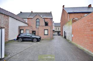 Au cœur de Brakel, nous proposons cette propriété de rendement intéressante, composée de plusieurs entités louées et d'un parking. Grâce à sa situation centrale et à la stabilité de sa location, ce bien constitue un investissement solide avec un rendement attractif.<br /><br /><strong>Composition de la propriété :</strong>
<ul>
<li>Local commercial loué au rez-de-chaussée (uniquement le bien immobilier, le commerce lui-même n'est pas à vendre)</li>
<li>Appartement de 2 chambres (disponible)</li>
<li>8 garages </li>
<li>2 places de parking</li>
</ul>
<br />Le rez-de-chaussée (le local commercial loué) se compose d'un espace commercial, d'une cuisine, d'un bureau, d'un hall, de toilettes séparées et d'un débarras. <br />L'appartement dispose d'une entrée entièrement séparée et se compose d'un hall d'entrée, de 2 chambres, d'un salon et d'une salle à manger avec cuisine et salle de bains.<br /><br />Plus d'informations ? Contactez Kyamo De Smet : 0479 06 13 71