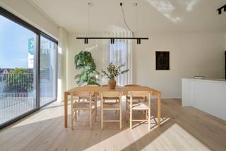 Exclusief en instapklaar penthouse in hartje Merelbeke – wonen in alle rust, comfort en luxe
Droomt u van een uniek penthouse waar ruimte, licht, comfort en een uitstekende ligging perfect samenkomen? Dan is dit prachtige, instapklare penthouse in het hart van Merelbeke absoluut een bezoek waard.
Gelegen in het stijlvolle en kleinschalige nieuwbouwproject De Wisselaar, biedt dit bijzondere appartement een uitzonderlijke woonbeleving op een toplocatie. De royale raampartijen zorgen voor een overvloed aan natuurlijk licht en versterken het aangename, open gevoel in de ruime leefruimtes. De warme uitstraling van de parketvloer, de verzorgde afwerking en het feit dat het penthouse volledig professioneel geschilderd werd, maken dat u hier zonder zorgen meteen kunt intrekken.
Een absolute troef is het prachtige, brede en zuidgerichte terras. Hier geniet u volop van de zon, van een rustig ontbijt tot lange, gezellige avonden buiten. De aanwezige zonwering en zonneluifel zorgen bovendien voor extra comfort op warme dagen.
Het penthouse beschikt over twee volwaardige slaapkamers en twee badkamers.
Ook op praktisch vlak ontbreekt het u aan niets. Er is een ruime fietsenberging op het gelijkvloers en een private kelderberging (aan te kopen). Daarnaast koopt u uw eigen garagebox en kan ook een staanplaats bij aangekocht worden.
Een groene, autovrije omgeving in volle ontwikkeling
Wat deze locatie extra bijzonder maakt, is de prachtige omgeving die hier verder wordt gerealiseerd. Het plein voor het project wordt groen en sfeervol aangelegd, met beplanting en wadi’s die bijdragen aan een aangename, duurzame leefomgeving. De publieke ruimte wordt autovrij ingericht, met aandacht voor voetgangers en fietsers. Ook in de onmiddellijke omgeving zijn er parkeermogelijkheden, waaronder een groene parking en de gemeentelijke parking.
Bovendien bevindt u zich hier op wandelafstand van winkels, horeca, diensten en alle dagelijkse voorzieningen. U woont dus midden in Merelbeke, met alles binnen handbereik en tegelijk in een aangename, groene omgeving.
Het project is bovendien ontworpen met aandacht voor duurzaam en toekomstgericht wonen, zonder fossiele brandstoffen en volgens de toepasselijke regelgeving. Een belangrijke troef voor wie vandaag bewust kiest voor comfort en energiezuinigheid.
Een unieke kans in een project met uitstraling
De Wisselaar is een bijzonder woonproject waar kwaliteit, architectuur en een aangename leefomgeving centraal staan. Intussen is al 90 % van het project verkocht, wat de aantrekkingskracht ervan onderstreept.
De omgeving heeft alles in zich om uit te groeien tot een levendige en gegeerde plek in Merelbeke: een mooie combinatie van wonen, groen, bereikbaarheid en voorzieningen.
Ontdek zelf de charme van dit bijzondere penthouse en laat u verrassen door de ruimte, het licht en de unieke ligging.
Exclusief te koop aangeboden via de Oximo online verkoopsprocedure. Voor registratie en aanvaarding van de verkoopsvoorwaarden zie www.oximo.be.