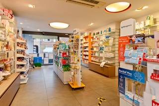 In het hart van Nevele staat dit moderne pand met woonst te koop. Ideaal voor wie zijn zaak wil combineren met wonen, of voor wie op zoek is naar een rendabele investering door twee afzonderlijke entiteiten te verhuren. De apotheek blijft in gebruik tot de verhuis in 2025, met de mogelijkheid om tot die tijd huurinkomsten te genereren.<br /><br />De handelsruimte beschikt over twee eigen parkeerplaatsen, een ruime inkom met automatische deur en een oppervlakte van circa 150 m². Achteraan bevindt zich een zonnige tuin, met de optie om een carport bij te bouwen. De locatie is uitstekend, met maximale zichtbaarheid dankzij de grote glaspartijen.<br /><br />Boven is het appartement volledig ingericht met hoogwaardige materialen. Via de trap bereiken we de hal, waar glazen deuren toegang geven tot de lichtrijke leefruimte. De open keuken is een lust voor het oog en uitgerust met moderne, kwalitatieve toestellen. Daarnaast vinden we een ruim bureau en een stijlvolle badkamer met ligbad, lavabomeubel en brede inloopdouche, waar ook plaats is voor de wasmachine en droogkast.<br /><br />Op het royale terras op de eerste verdieping geniet u van een prachtig uitzicht over Nevele, terwijl u toch beschermd bent tegen inkijk. De tweede verdieping biedt vier mooie slaapkamers en een technische ruimte. <br /><br />Neem vandaag nog contact met ons op voor meer informatie of een bezichtiging. Contacteer Henry Van Tornhout via henry@kmovastgoed.be of +32 474 13 37 93<br /><br />EPC handelspand: C-label - EPC appartement: C-label<br />Stedenbouwkundige inlichtingen: bouwvergunning, geen verkavelingsvergunning, woongebied, geen voorkooprecht, geen rechterlijke herstelmaatregel of bestuurlijke maatregel opgelegd. Geen overstromingsgevoelig gebied (P-score A, score A)<br /><br /> 