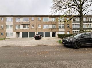 <p><span>In een rustige en groene woonwijk in Edegem vinden we dit ruim appartement met 2 slaapkamers en inpandige autostaanplaats. <br />Het appartement ligt op wandelafstand van het Sint-Goriksplein en is gelegen in directe nabijheid van winkels openbaar vervoer, scholen en de Romeinse Put!</span></p><p><span> </span></p><p><span>Indeling:</span></p><p><span>We betreden het appartement in de centrale inkomhal, hier is voldoende ruimte voor vestiaire en er is ook een apart gastentoilet met handenwasser aanwezig.</span></p><p><span>Aan de voorzijde van het gebouw vinden we de lichte leefruimte met aansluitende een ingerichte, open keuken voorzien alle comfort.</span></p><p><span>De ruime slaapkamers vinden we aan de achterzijde van het gebouw. De kleinste slaapkamer geeft toegang naar het terras. </span></p><p><span> </span></p><p><span>Centraal in het appartement bevindt zich de moderene badkamer met douche en een badkamermeubel.</span></p><p><span>Tot slot beschikt het appartement over een inpandige autostaanplaats, die men verplicht dient te huren aan € 55,-/maand</span></p><p><span> </span></p><p><span>Praktische info:</span></p><ul><li><span>Beschikbaar vanaf 01/12/2025</span></li><li><span>Gemeenschappelijke kosten: € 65,-/maand</span></li><li><span>Huurwaarborg: 3 maanden</span></li><li><span>Plaatsbeschrijving € 225,-</span></li><li><span>187 kWh/m²</span></li></ul><p><span> </span></p><p><span>Boek nu zelf ONLINE uw afspraak in. Surf naar het betreffende eigendom op onze website <span>www.habicom.be</span></span><span> en klik op de roze knop </span><span>'PLAN EEN BEZOEK'</span><span>. </span></p><p><span>Voor meer info surf naar <span>www.habicom.be</span></span><span>.</span></p><p><span> </span></p><p><span> </span></p>