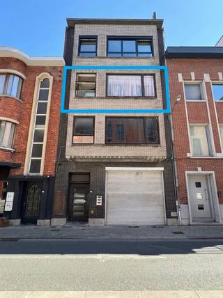 Op te frissen appartement met 2 slaapkamers in centrum Kortrijk te koop! Indeling: ruime inkomhal, lichtrijke leefruimte, keuken, badkamer met...
