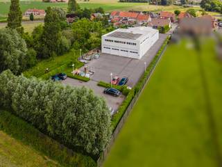 Polyvalent bedrijfsgebouw met luxueuze woning te koop te Lendelede op een totale grondoppervlakte van 3.704m². <br /><br />Bedrijfsgebouw bestaande uit een moderne loods van ca. 675m² , een tussenverdiep van ca. 300m², een ruime kelder met goederenlift van ca. 385m² en een bijhorende moderne kantoorruimte van ca. 375m². Ruime private parking aanwezig. <br /><br />Luxueuze woning met bewoonbare oppervlakte van 298m² ingericht en afgewerkt met hoogwaardige materialen. Aanwezigheid van bijgebouw en zwembad. <br /><br />Specificaties bedrijfsgebouw:<br />- opgebouwd in 2 gedeelten<br />- 3 fasen elektriciteit<br />- 6 sectionaalpoorten<br />- mezzanine<br />- goederenlift <br />- grotendeels onderkelderd<br />- polybetonvloer<br />- verlichting<br />- ruime parking<br /><br />Specificaties kantoor:<br />- 3 aparte burelen, aparte vergaderzaal en open landschapskantoor<br />- ingemaakte kasten en meubilair op maat (blijft aanwezig)<br />- verwarming en airco<br />- ventilatie<br />- domotica<br /><br />Specificaties woning:<br />- 3 slaapkamers + badkamers, leefruimte, bureau, keuken, berging, goederenlift, wijnkelder, ... <br />- bijgebouw en zwembad<br />- domotica + alarm<br />- hyper luxueuze en moderne afwerking<br /><br />Aanwezigheid van zonnepanelen. <br /><br />Gelegen nabij de Rijksweg (N36) te Lendelede met een goede ontsluiting. <br />Ideaal voor wie wonen met werken wil combineren.<br /><br />Dit pand kan onderhevig zijn aan de renovatieverplichting voor niet-residentiële gebouwen. Consulteer voor meer informatie de website van het Vlaams Energie- en Klimaatagentschap via https://www.energiesparen.be/nr/renovatieverplichting.<br /><br /><br />Bestuursmaatregelen in het maatregelenregister: in aanvraag