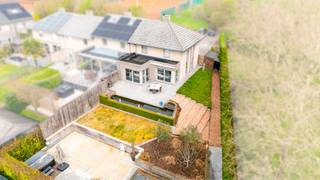 Vlakbij het centrum van Anzegem vinden we deze prachtige, instapklare woning met een zeer gunstig EPC B. De woning is gelegen op het einde van een zeer kindvriendelijke, doodlopende straat met verschillende recreatiemogelijkheden in de buurt.<br /><br />INDELING:<br />Bij het binnenkomen van de woning komen we in een eerste gelijkvloerse ruimte die momenteel als kapsalon wordt gebruikt. Deze kan perfect een andere functie krijgen, zoals praktijkruimte, gelijkvloerse slaapkamer of speelkamer.<br /><br />Verder komen we in de zeer ruime en lichtrijke leefruimte, dankzij de vele raampartijen. Aansluitend vinden we de prachtige open keuken met keukeneiland, voorzien van alle nodige toestellen.<br /><br />Als extra bevindt zich op het gelijkvloers nog een gastentoilet en een praktische berging met aansluiting voor een wasmachine.<br /><br />Op de eerste verdieping bevinden zich drie ruime slaapkamers en een badkamer met een zeer ruime inloopdouche en een tweede toilet.<br /><br />Opbergruimte is er in overvloed: de woning beschikt namelijk over een zeer praktische zolder en een kelderberging.<br /><br />Buiten komen we terecht in de ruime en zeer mooi aangelegde tuin, voorzien van meerdere terrassen, een vijver, een grasveld en een zeer ruime tuinberging die voorzien is van elektriciteit. Bovendien zijn er twee zeer praktische zijuitwegen.<br /><br />Bent u opzoek naar een ruime woning op toplocatie in Anzegem? Niet twijfelen, neem snel contact met ons op en plan uw bezoek.<br /><br />UC: 20260325-0003829519-RES-1, EPC: 151KWh<br />Ref: RVP/26038/K<br />Stedenbouwkundige inlichtingen zijn in aanvraag.