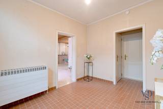 Deze ruime eigendom bevindt zich langs de Stationsstraat in Asper.De woning beschikt over een ruime inkomhal met gastentoilet, een zeer lichtrijke en...