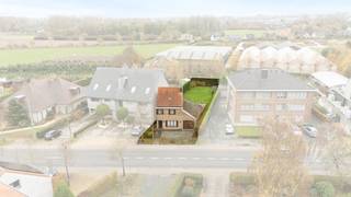 <strong>Te renoveren woning met tal van mogelijkheden te koop in Meise (renovatie mogelijk aan 6%)</strong><p><br /></p><p>Deze woning biedt een solide basis voor wie op zoek is naar een renovatieproject of heropbouw (onder voorwaarden aan 6% btw). Deze woning biedt een unieke kans om volledig naar eigen smaak in te richten en af te werken. Dankzij de gunstige ligging is er een vlotte verbinding naar Brussel en Antwerpen via de autostrade. Naastliggende dorpen zoals Grimbergen, Kapelle-op-den-Bos en Wemmel zijn zeer makkelijk bereikbaar. Centraal en rustig gelegen, met een park in de nabijheid, ideaal voor ontspanning.</p><p><br /></p><p><strong>Troeven:</strong></p><p>• Nabij openbaar vervoer, scholen en winkels</p><p>• Makkelijke verbinding via autostrade Brussel/Antwerpen</p><p>• Centrale ligging</p><p><br /></p><p><strong>Wens je een bezoek? Contacteer dan ERA LEUS &amp; TOYE via 02/335.11.12 en plan een afspraak met Thierry Van Campenhout.</strong></p>