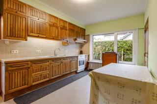 <p><span>Op te frissen woning met tuin nabij de dorpskern!</span></p><p><span>Deze woning is gelegen nabij de bruisende dorpskern, vlot bereikbaar, zowel met openbaar vervoer als met de wagen!</span></p><p><span>De woning werd gebouwd eind de jaren '60. EPC D, geen renovatieplicht!</span></p><p><span>De locatie is zeker een troef!</span></p><p><span>Op het gelijkvloers bevinden zich de inkomhal, de ruime en lichtrijke woonkamer, ingerichte keuken, vernieuwde badkamer met douche en wastafel, een berging en veranda.</span></p><p><span>Op de eerste verdieping zijn er 3 slaapkamers en een apart toilet. Verder is er nog een ruime zolder, die ingericht kan worden als extra kamer, en een kelder.</span></p><p><span>Er is dubbel glas aanwezig en centrale verwarming op stookolie.</span></p><p><span>Bent u ook gecharmeerd door deze woning? Neem contact op om uw bezoek te plannen. </span></p><p><span>EPC 391, uc 3728570; Si in aanvraag; G-score A, P-score D.</span></p>