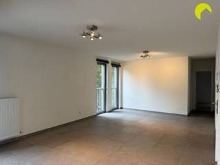 <p><span>Dit prachtige 3 slaapkamer appartement van 111m² vinden we terug in een rustige woonwijk in Mortsel, nabij openbaar vervoer, winkels, scholen, …</span></p><p><span> </span></p><p><span>Indeling:</span></p><p><span> </span></p><p><span>We betreden het appartement via de ruime inkomhal met ingemaakte kasten, hier is tevens ook een apart toilet voorzien.</span></p><p><span>De leefruimte heeft zicht op het ruim en overdekt terras en bevat veel lichtinval door de vele raampartijen. </span></p><p><span>De open keuken is om de hoek van de leefruimte te vinden en is voorzien van alle comfort. Naast de keuken is er nog een handige berging met ruimte voor een wasmachine.</span></p><p><span>Via de nachthal vinden we, achteraan het appartement, de 3 volwaardige slaapkamers terug.</span></p><p><span>De badkamer is voorzien van een dubbele wastafel, een grote inloopdouche alsook een ligbad!</span></p><p><span> </span></p><p><span>Ten slotte is er nog een handige ondergrondse garagebox inbegrepen in de prijs!</span></p><p><span> </span></p><p><span>Het appartement zal geschilderd afgeleverd worden.</span></p><p><span> </span></p><p><span>Nuttige informatie:</span></p><ul><li><span>Beschikbaarheid: 01/07/2026</span></li><li><span>Maandelijkse lasten: €150 (poetsen gemene delen, onderhoud tuin, elektriciteit gemene delen, …)</span></li><li><span>Huurwaarborg: 3 maanden</span></li><li><span>Plaatsbeschrijving: €225 per partij</span></li><li><span>EPC label B 103kWh/m²J</span></li></ul><p><span> </span></p><p><span>Boek nu zelf ONLINE uw afspraak in. Surf naar het betreffende eigendom op onze website <span>www.habicom.be</span></span><span> en klik op de roze knop </span><span>'PLAN EEN BEZOEK'</span><span>. <br />Kies het moment dat u het beste uitkomt, vul de gevraagde contactgegevens in en klik nadien op verzenden om te bevestigen.</span></p><p><span> </span></p>