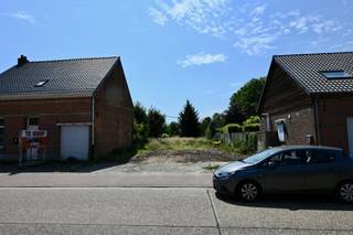 Grote bouwgrond voor half open bebouwing ! <br /><br />Het perceel is 776m² groot en heeft een straatbreedte van 10,44 meter . <br />Scholen en winkels zijn in de buurt . <br /><br />Er dient aangesloten te worden aan de woning op nr 27 .<br /><br />Plan te downloaden op onze website . <br /><br />