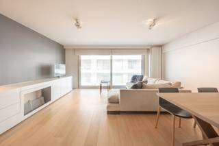 <strong>Résidence Chapon Fin</strong><br /><br />Dans un emplacement exceptionnel sur l'Avenue de la Côte, près de la Place du Lichttoren et entouré de boutiques, de restaurants et d'un supermarché, se trouve cet appartement joliment décoré avec parquet continu. La pièce de vie à l'avant bénéficie d'un bel apports de lumière et est aménagée avec un meuble TV intégré qui peut également servir de bureau. La cuisine ouverte s'harmonise avec la salle à manger et est équipée d'appareils modernes, créant ainsi un ensemble accueillant.<br /><br />Dans le hall d'entrée, un WC invités et un placard pratique sont prévus. À l'arrière, se situent les deux chambres à coucher, chacune avec un accès à la terrasse calme. La chambre principale dispose de placards intégrés et d'une salle de bains attenante avec baignoire-douche, lavabo et toilettes. La deuxième chambre est équipée de deux lits superposés, de placards intégrés et d'une salle de bains privative avec lavabo et douche.<br /><br />Un confort supplémentaire est fourni par le local à vélos commun et la cave privative. Un lieu de vie idéal pour ceux qui recherchent un appartement raffiné au cœur de Knokke-Zoute.<br /><br />Souhaitez-vous visiter cet appartement ? N'hésitez pas à planifier un rendez-vous !<br /><em>Ref : A753</em>