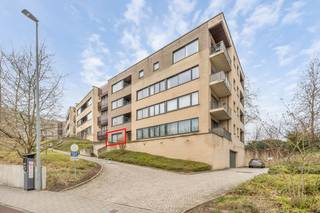 Dit leuke appartement is gelegen op het gelijkvloers van een kleinschalige residentie en is vrij van bewoning bij de akte. Het appartement biedt een bijzonder rustige ligging omwille van het feit dat het gebouw teruggetrokken ligt van de straat en achteraan aan een groenpark grenst. De tuin met een terras is een absolute meerwaarde en oase van rust binnen het centrum van Leuven.<br />Het appartement is gemakkelijk te bereiken vanuit het parkingverdiep dat op straatniveau gelegen is. De lift brengt uit namelijk vanuit het parkingverdiep tot aan de voordeur van het appartement.<br /><br /><br />Bestaande uit een inkomhal met een apart toilet en een vestiaire, een lichtrijke leefruimte met een zit- en een eetplaats, een open en volledig ingerichte keuken, een wasplaats, een nachthal, 2 ruime slaapkamers, een badkamer en een privatieve tuin met een terras.<br />In de ondergrond zijn een privatieve kelder en autostaanplaats voorzien alsook een gemeenschappelijke fietsenberging en afvallokaal.<br /><br />EPC 161kWh(B-label)! Elektriciteit conform! Niet-overstromingsgevoelig!<br /><br />Indien u dit leuke appartement graag bezoekt dan kan u mij steeds bereiken op 0495/292080 of via arnaut@immojanstas.be.<br /><br />Bijkomende info (EPC, bodemattest, elektriciteitsattest, enz...) kan U hier downloaden ↓