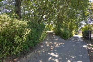 <p>Exclusieve villabouwgrond van 12a 72ca met groenzicht, Dilbeek</p><p>Op één van de hoogste punten in de omgeving, op de hoek van de Brusselstraat en de Draaiberg/Kortemansstraat, biedt dit perceel een prachtig uitzicht op een groene, agrarische zone. <br />Een discrete ligging die tegelijk vlot bereikbaar is via de E40 en R0, met winkelmogelijkheden in de nabijheid.</p><p>Het perceel is bebouwbaar binnen een zone van 17m breed op 18m diepte, met een maximale vloeroppervlakte van 250m², conform de verkavelingsvoorschriften. Ideaal voor het oprichten van een ruime en comfortabele vrijstaande villa.</p><p>In 2024 werd reeds een bouwvergunning afgeleverd voor een vrijstaande gezinswoning met gelijkvloers en eerste verdieping onder een platte dakstructuur. De renderbeelden zijn beschikbaar ter informatie.</p><p>De volledige verkavelingsvoorschriften zijn op te vragen via rune.stallaert@living-stone.be.</p>