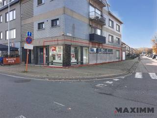 Handelspand volledig onderkelderd op strategische locatie Deze handelsruimte is gelegen in Zelzate -West, op de hoek van het Groenplein en De...