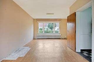 <p>Maison mitoyenne à rénover en profondeur, comprenant 3 chambres, d'une surface habitable de 118 m² et d'une superficie de terrain de 828 m², située dans un emplacement de choix à Schilde ! </p><p>Agencement actuel : </p><ul><li>Rez-de-chaussée :</li><li>Hall d'entrée avec sol en pierre et vestiaire. Spacieux salon de 32 m² avec sol en vinyle, très lumineux. Cuisine avec sol en pierre, équipée d'un évier et de placards. Salle de bains avec WC, douche et meuble-lavabo. 1er étage : couloir avec débarras et 3 chambres spacieuses et lumineuses. Jardin : très grand jardin offrant une vue magnifique sur la verdure à l'arrière. Grand garage de 30 m². <br />EXTRA : <br />- Logement à rafraîchir/rénover présentant un énorme potentiel<br />- PEP : 583 kWh / (m² an) uc : 20251127-0003739450-RES-1<br />- Installation électrique non conforme<br />- Présence d'amiante non sécurisée<br />- Non situé dans une zone potentiellement inondable ou sensible aux inondations, non situé dans une zone inondable délimitée ou une zone riveraine délimitée, non situé dans une zone à risque d'inondation (score P : A, score G : A)<br />- Zone résidentielle, VG, GVV, GVKR, registre des mesures en cours de demande</li></ul><p>À proximité d'une école, de commerces, d'une autoroute, des transports en commun, etc. Pour plus d'informations, rendez-vous sur www.coenenvastgoed.be ou appelez le 0468/35.80.08</p>